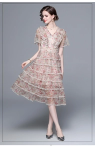 Détail de la robe à volants en mesh avec imprimé floral et dentelle délicate