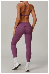 Vue arrière de l'ensemble de yoga violet avec soutien-gorge croisé et legging taille haute