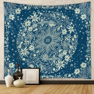 Dettaglio della trama dell'arazzo mandala bohémien blu appeso a una parete decorata