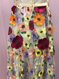 Détail de la broderie florale 3D sur tulle avec ruban de satin de couleur champagne