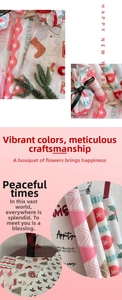 Détail du papier de soie de Noël avec motifs festifs rouge vert et rubans assortis