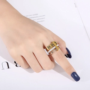 Anello a fascia con numeri romani in oro e oro rosa con pavé di cristalli lucidi