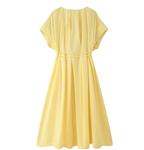 Détail de l'ourlet plissé et cordon de serrage sur robe jaune clair à manches courtes