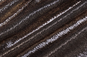 Vue détaillée du tissu plissé métallisé bronze foncé avec des fils lurex scintillants