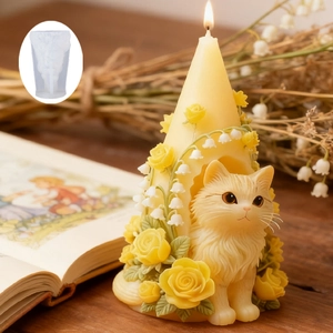 Detalle del molde de silicona con un gato en un diseño de vela de cono con flores