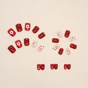 Unghie finte corte rosse e bianche con coniglio carino, motivi floreali e cuori