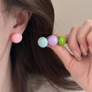 Lot de quatre boucles d'oreilles rondes colorées en rose, bleu, violet et vert