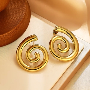 Élégantes boucles d'oreilles spirales plaquées or avec un design torsadé unique