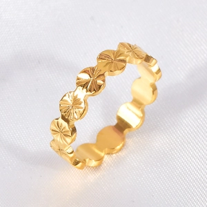 Light Luxury Titanium Steel Gold Plated Flower Ring For Women Engraved Star Pattern Scalloped Edge Niche Design Finger Ring Jewelry