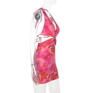 Vue latérale de la robe licou rose à fleurs avec découpes latérales sexy sur mannequin