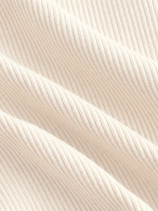 Camiseta entallada de manga larga en punto blanco crema con cuello asimétrico de canalé
