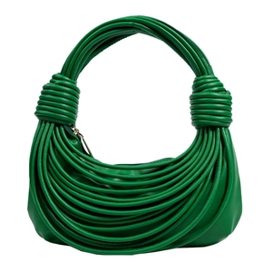 Borsa a mano verde intrecciata con nodi in pelle sintetica pregiata su sfondo bianco