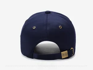 Détail de casquette bleu marine en coton avec boucle réglable en bronze antique et gravure FARD