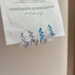 Ohrstecker aus Silbernadeln mit runden Anhängern und blau-weißen Zirkonsteinen im Set
