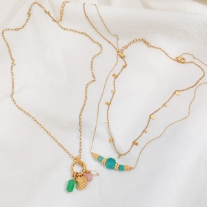 Collana a strati in ottone placcato oro 18K con pietre naturali colorate e ciondolo conchiglia