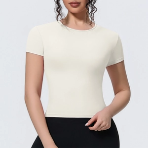 Gros plan du t-shirt de sport blanc cassé montrant la coupe ajustée et le tissu respirant