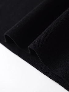 Vue macro de la texture en maille fine noire et détails de couture de bordure