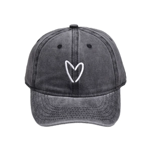 Dunkelgraue Baumwoll-Baseballkappe mit weißem Herz-Stickmotiv und Vintage-Effekt