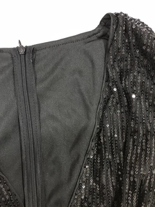 Dettaglio di paillettes nere su mesh con chiusura a zip in nylon coordinata