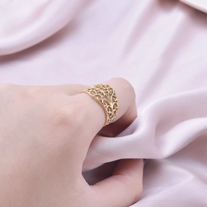 Bague vintage dorée en acier inoxydable 304 avec motif floral évidé complexe