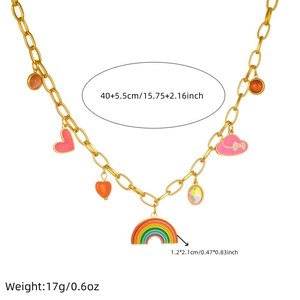 Collier chaîne dorée avec pendentifs colorés arc-en-ciel et cœur sur fond blanc
