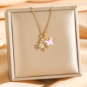 Collier doré avec pendentif papillon rose, zircon, perles et petite fleur bleue