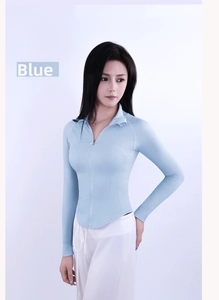 Détail du haut de yoga zippé bleu clair sans couture avec coupe ajustée et col montant