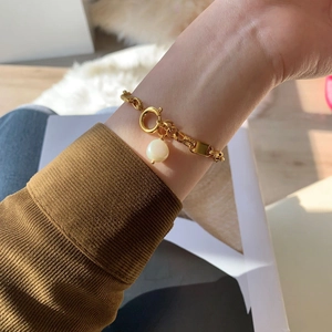 Bracelet chaîne élégant plaqué or 18k avec perle et fermoir à bascule type OT