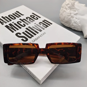 Détail de lunettes de soleil rectangulaires écaillées avec verres marron et dimensions