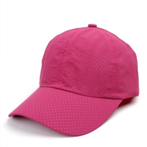 Dettaglio del tessuto mesh traspirante sulla berretta sportiva rosa a rapida asciugatura