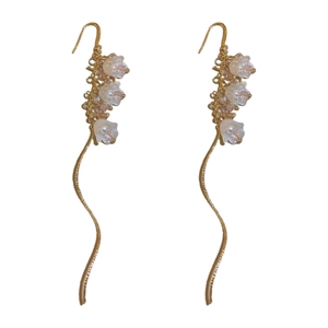Boucles d'oreilles muguet de style français avec pétales blancs et glands dorés