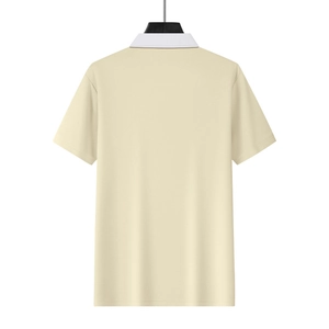 Detailansicht der Rückseite des cremefarbenen Poloshirts mit präzisen Nähten und Polokragen