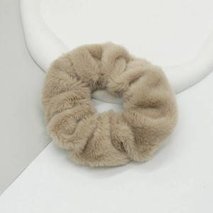 Gros plan du chouchou en peluche kaki avec détails de texture en fausse fourrure