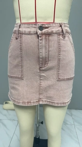 Details der Vordertaschen und des Metallknopfes am gewaschenen rosa Denim-Cargo-Minirock