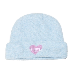 Primer plano del gorro de punto azul claro con textura suave y parche de corazón BE LOVED