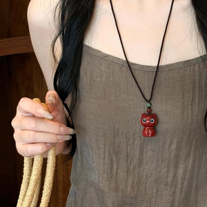 Collier avec pendentif chat en bois artisanal avec corde noire et perle décorative verte