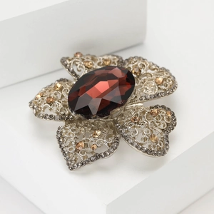 Broche fleur vintage argentée avec grand cristal rouge et strass brillants