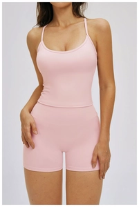 Vue frontale d'un ensemble de yoga rose clair avec fines bretelles et short taille haute