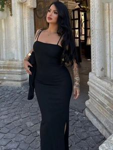 Détail d'une robe midi noire moulante extensible avec fente latérale et fines bretelles