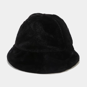 Vue détaillée du bob en fausse fourrure noire montrant la texture douce et le large bord