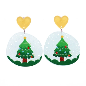 Détail de boucles d'oreilles de Noël en forme de cœur avec motifs d'arbres colorés