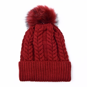Bonnet d'hiver rouge en maille torsadée avec pompon en fausse fourrure douce