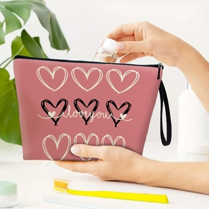 Rosa Kosmetiktasche mit Herzmuster und I Love You Schriftzug in häuslicher Umgebung