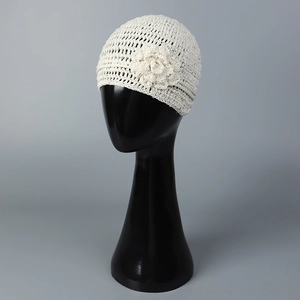 Berretto da donna all'uncinetto bianco crema con fiore in maglia e trama calda
