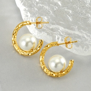 Chic gold-plated C-shaped stainless steel earrings with white pearls and hammered texture