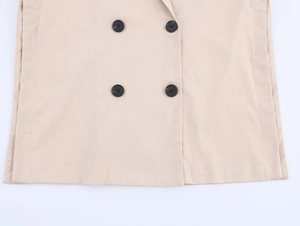 Détail d'un blazer en lin beige montrant quatre boutons noirs et la texture du tissu