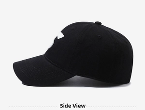 Zijaanzicht van een minimalistische zwarte baseballpet met wit geborduurde letters