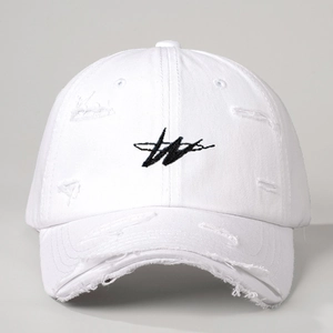 Weiße Baumwoll-Baseballkappe im Distressed-Look mit schwarzer Stickerei und verstellbar