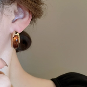 Retro resin C-shape hoop earrings with amber texture and gold metal plating