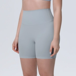 Gros plan sur le short de yoga gris à taille haute avec large ceinture extensible